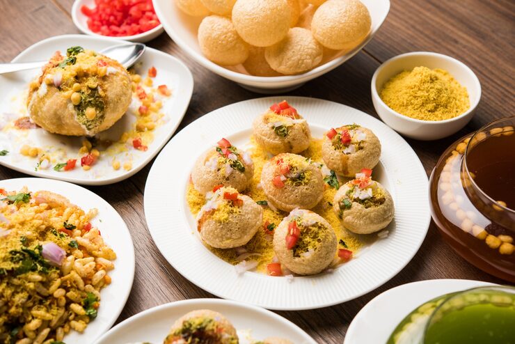 group-bombay-chat-food-includes-golgappa-panipuri-bhel-puri-sev-poori-dahipuri-ragda-pattice-raj-kachori-etc-selective-focus_466689-34753